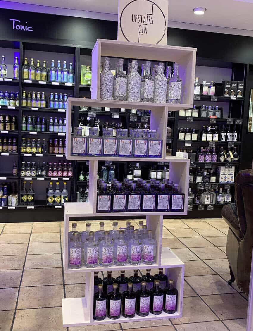 Standard Bodendisplays für Marke "Upstairs Gin" bestückt im Verkaufsraum