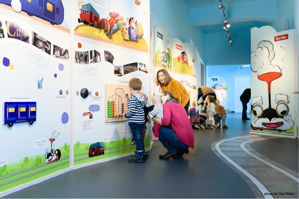 Ladenbau Wandelemente und spielende Familie im Kindermuseum