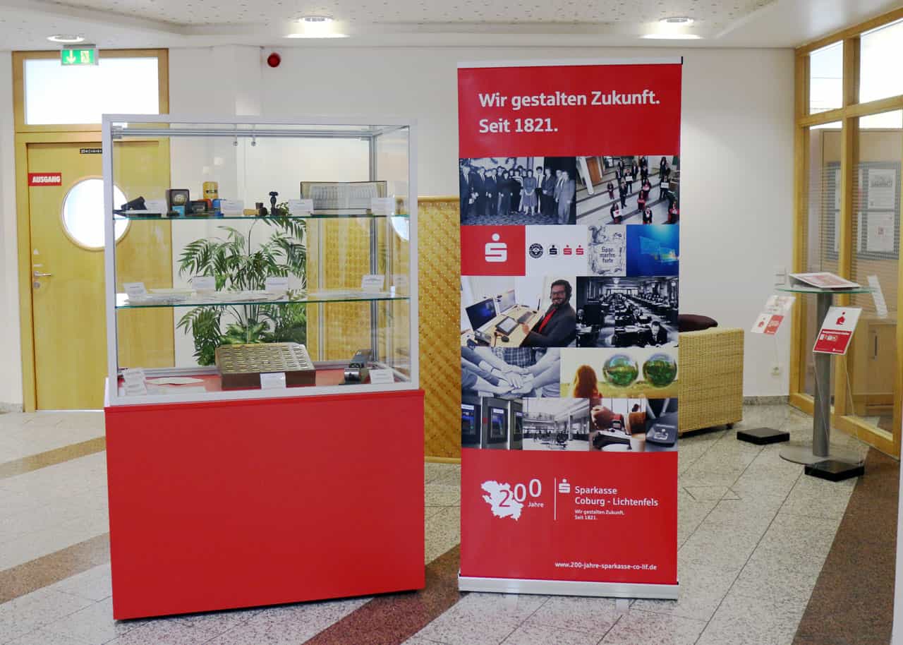 Modularer Ladenbau mit Vitrinendisplay und Kundenstopper.