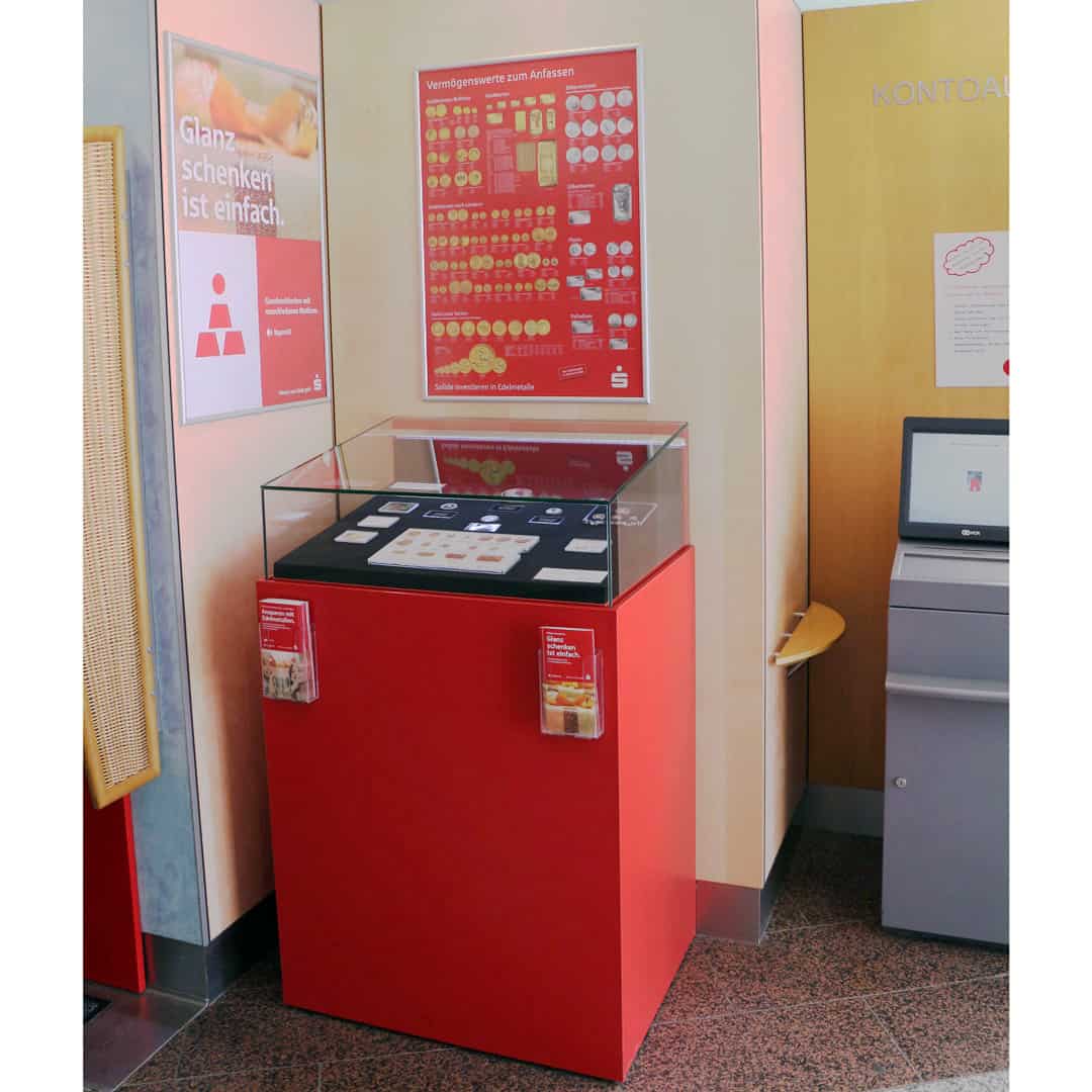 Modularer Ladenbau mit Vitrinendisplay: Sparkasse Coburg - Lichtenfels.